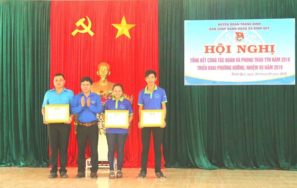đ/c Châu Xuân Quang tặng giấy khen cho các tập thể và cá nhân