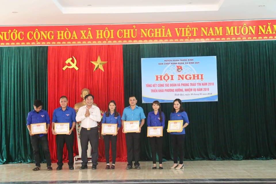 đ/c Lê Hữu Cường - Phó Bí thư Đảng uỷ tặng giấy khen cho các tập thể
