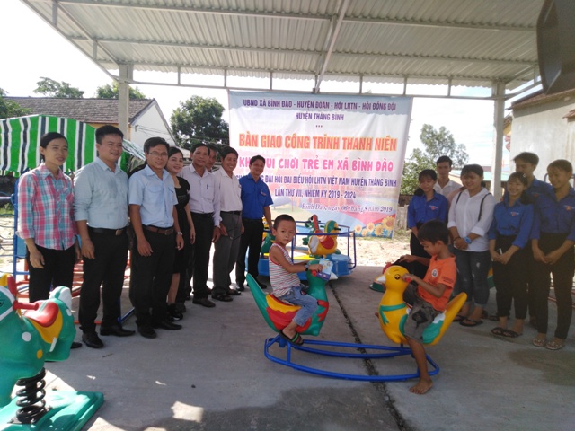 Bàn giao công trình thanh niên: Khu vui chơi trẻ em xã Bình Đào