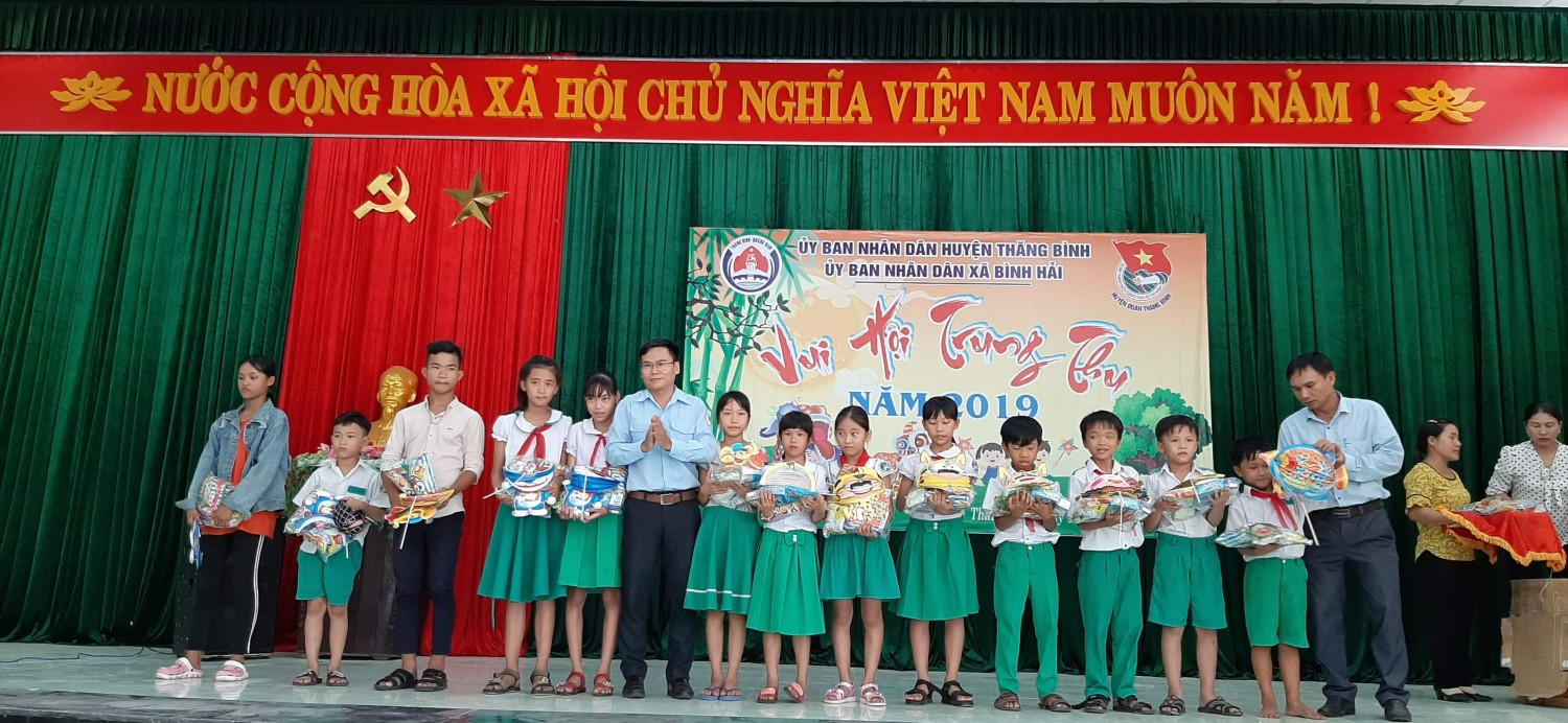 Trao quà cho các em thiếu nhi