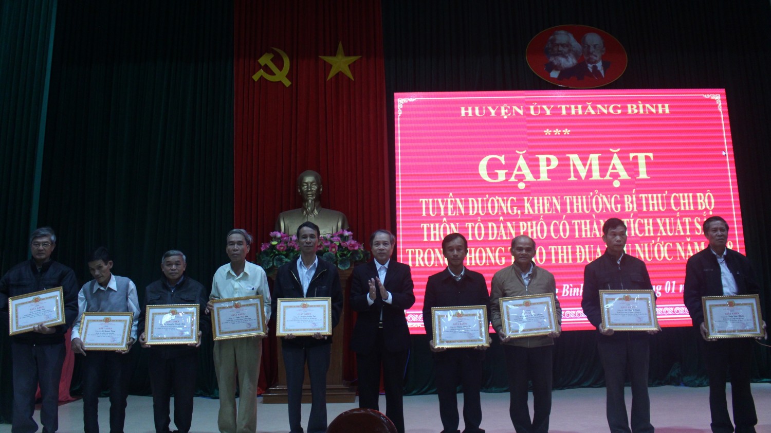 Ông Nguyễn Thiện Phước (thứ 3 từ phải sang)