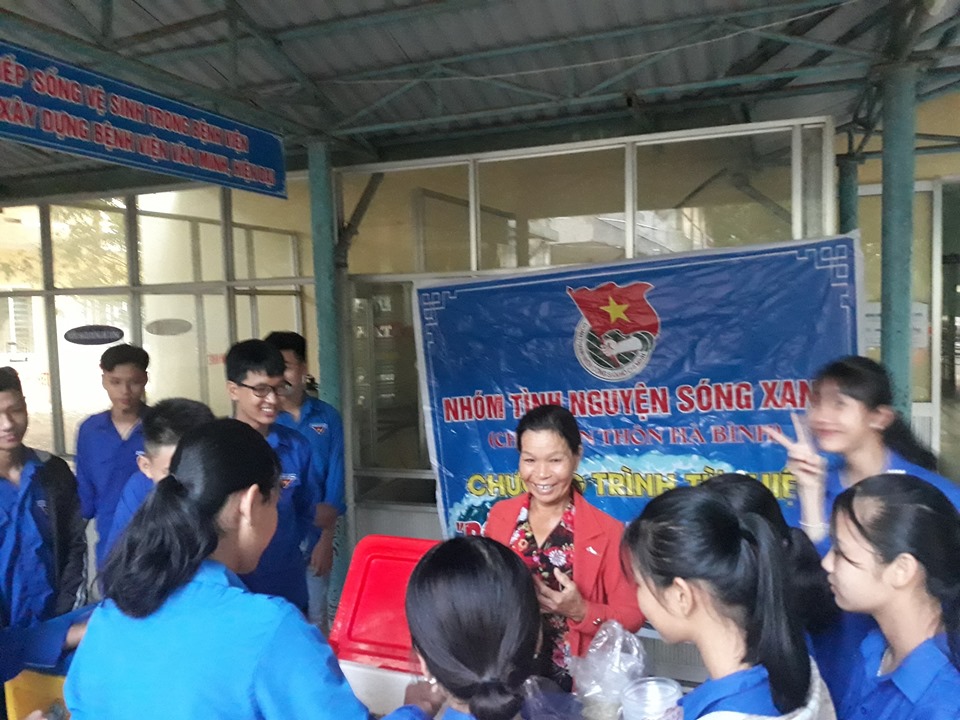 Một buổi phát cháo của Nhóm tình nguyện Sóng xanh
