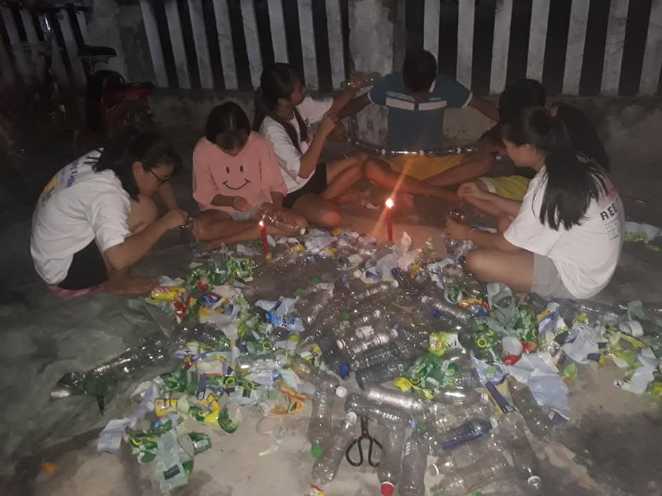 Chi đoàn Bình Tịnh tập trung thu gom các vỏ chia để làm thùng rác tái chế