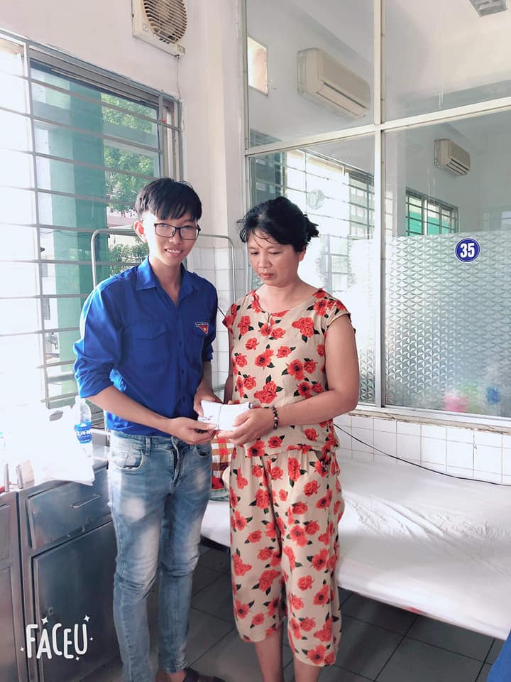 Đại diện 3 chi đoàn trao số tiền 25.500.000đ cho đại diện hai gia đình có ĐVTN bị tai nạn