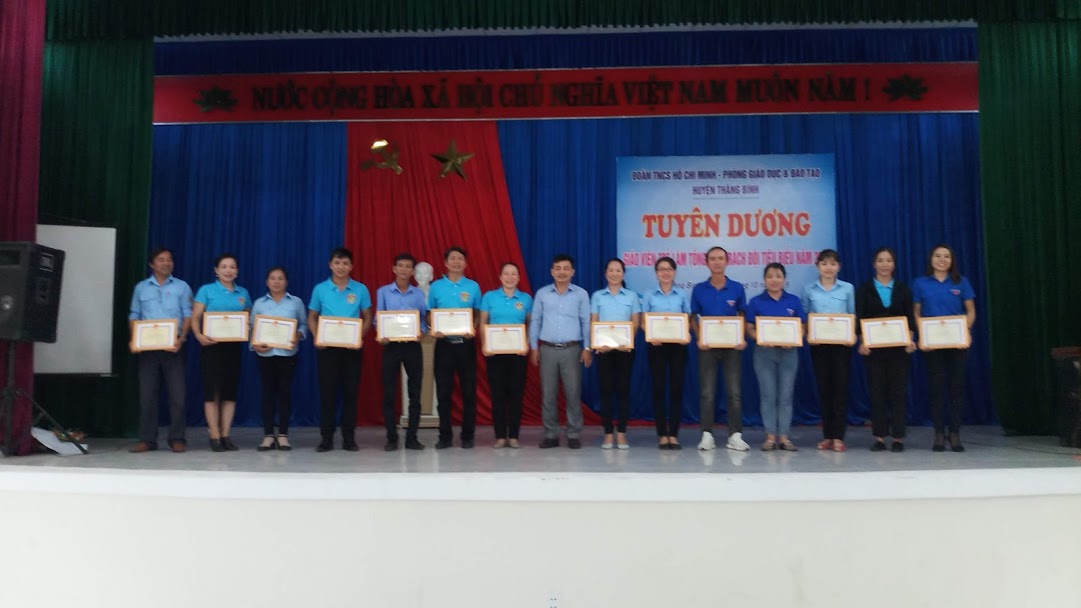 Tuyên dương các giáo viên trẻ làm Tổng phụ trách Đội tiêu biểu