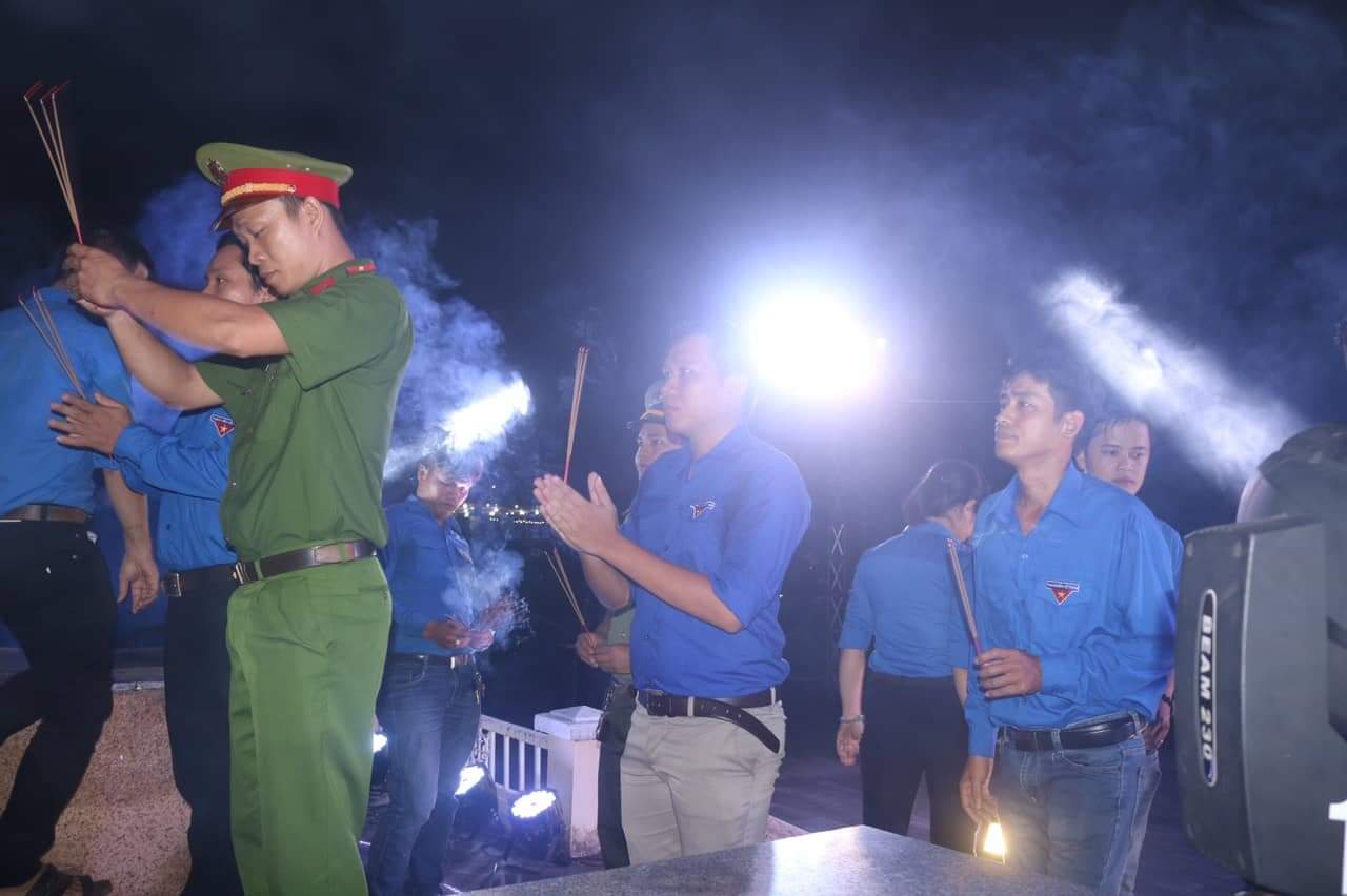 Tuổi trẻ Thăng Bình đồng loạt thắp nến tri ân các anh hùng liệt sỹ