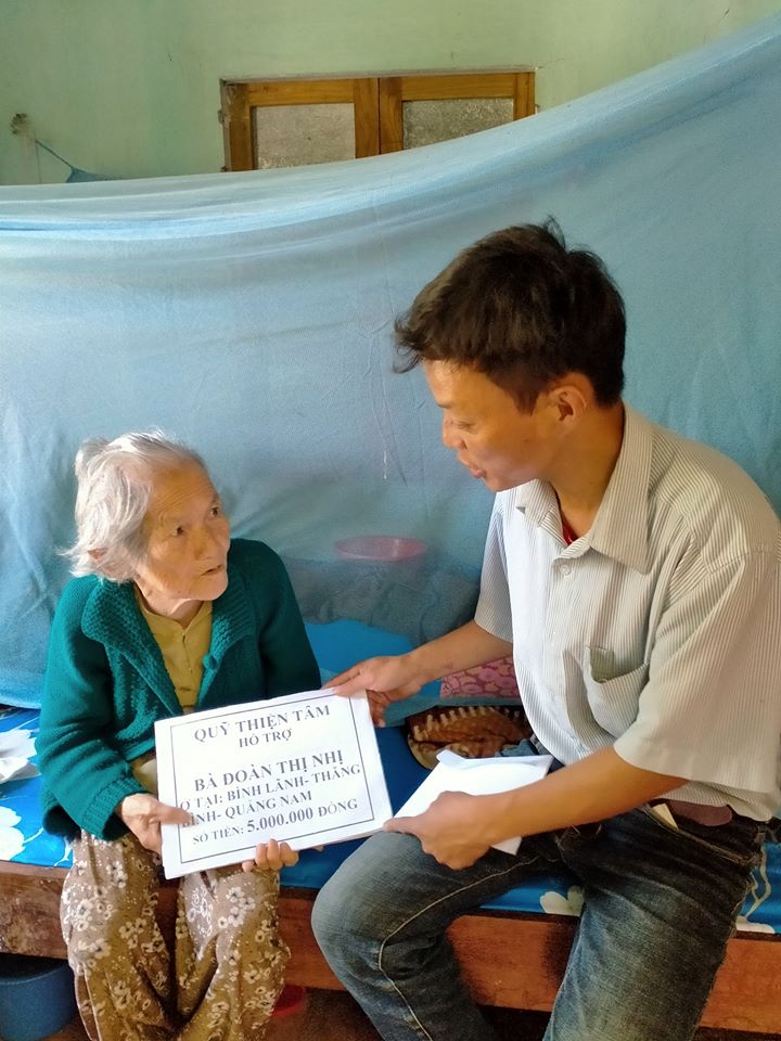 hình ảnh trao quà