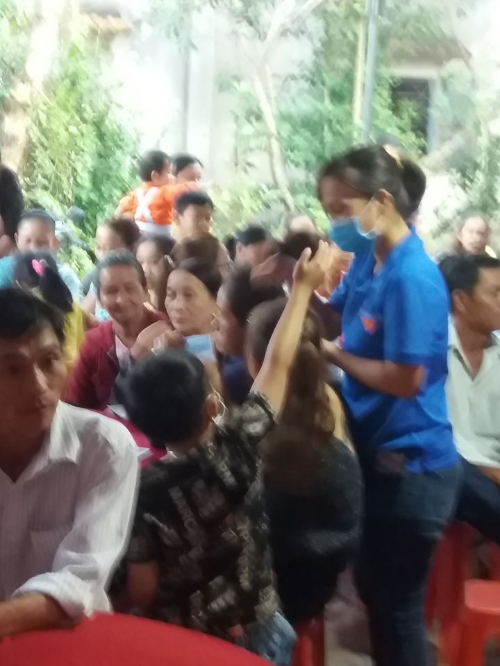Đoàn xã Bình Giang tổ chức phát khẩu trang và tờ rơi tuyên truyền, hướng dẫn cách phòng chống bệnh viêm phổi cấp do virus Corona