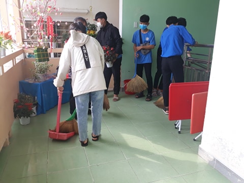 Dọn vệ sinh, khử trùng tại các lớp học