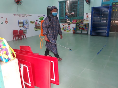 Phun thuốc khử trùng lớp học