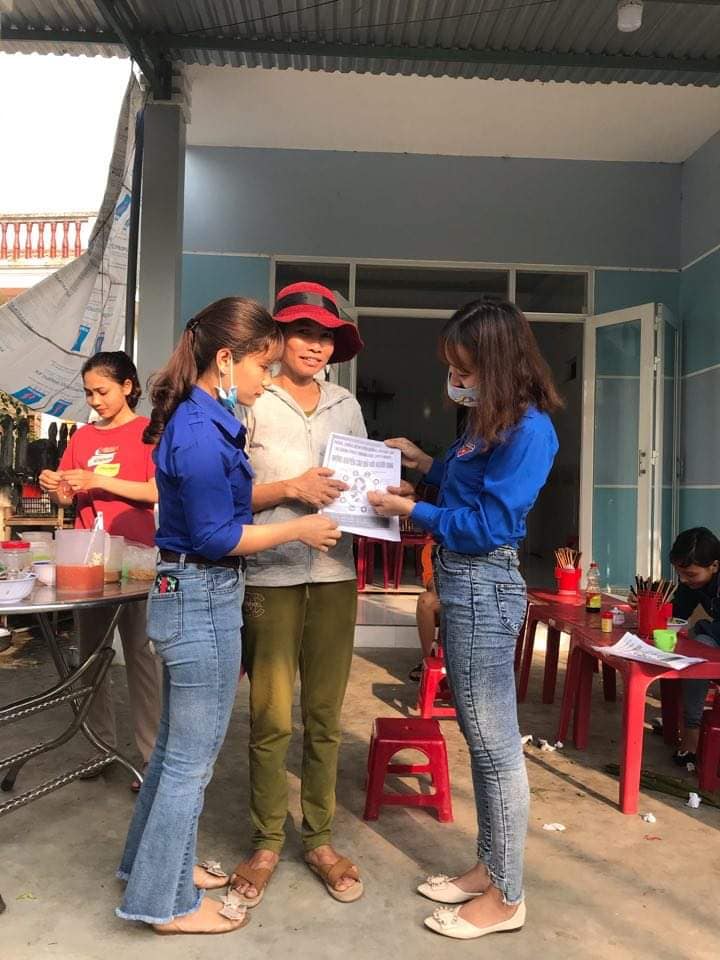 Phát tờ rơi tuyên truyền phòng chống covid-19