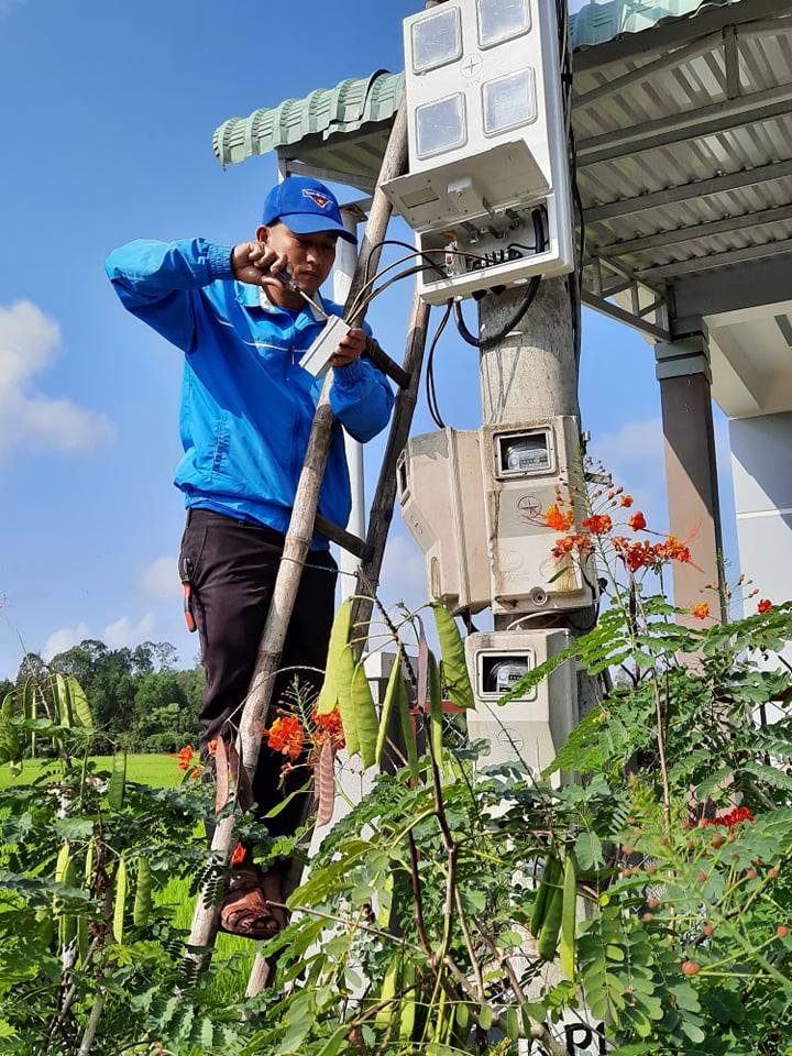 Thi công 1,2 km điện thắp sáng đường quê