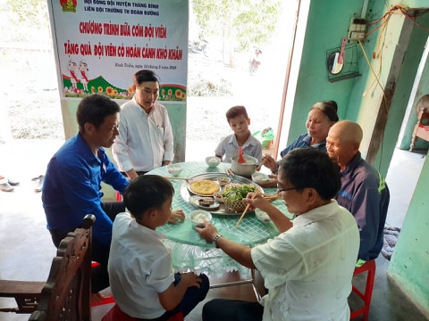 Hội đồng Đội xã Bình Triều tổ chức Bữa cơm đội viên