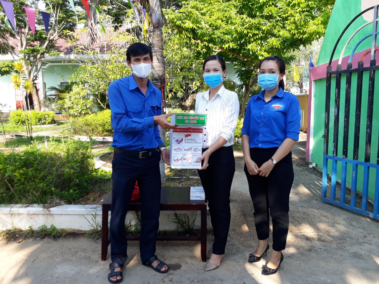 ĐOÀN XÃ BÌNH NAM TRAO TẶNG MÁY RỬA TAY SÁT KHUẨN TỰ ĐỘNG TẠI TRƯỜNG HỌC