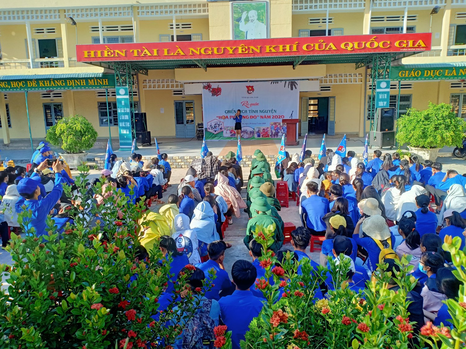 Ra quân chiến dịch tình nguyện Hoa phượng đỏ