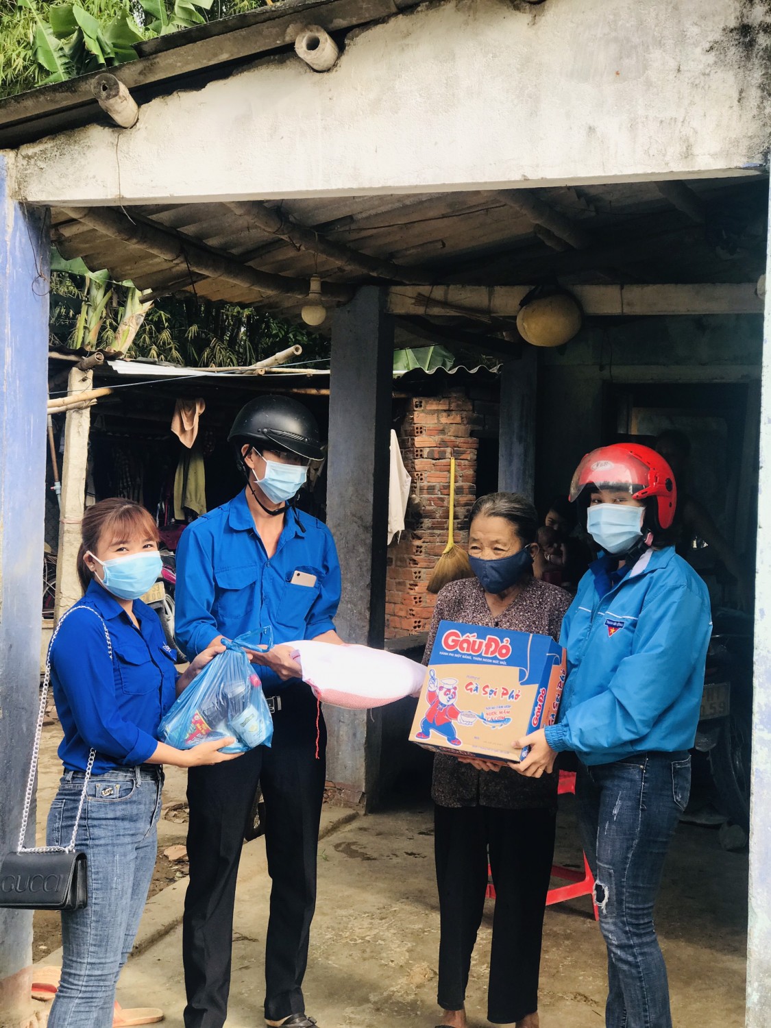 ao xanh hanh dong thang 8 24