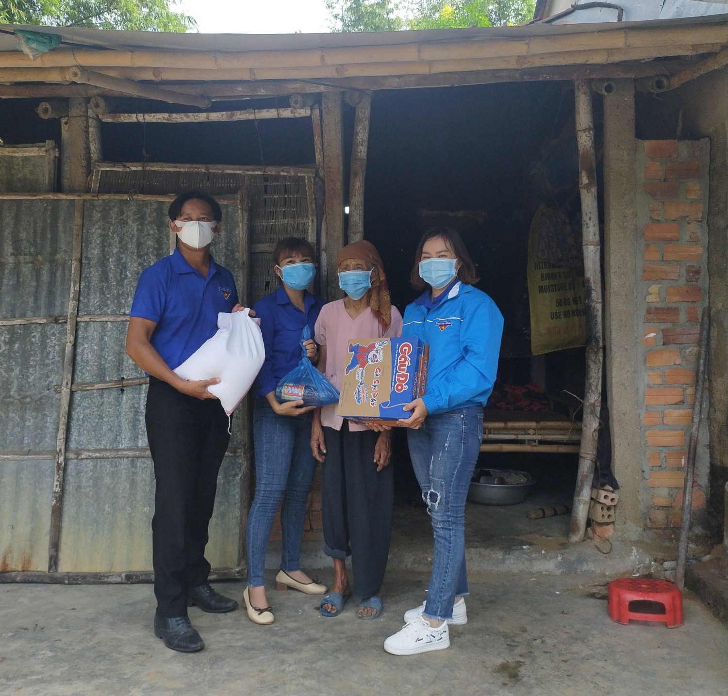 ao xanh hanh dong thang 8 25