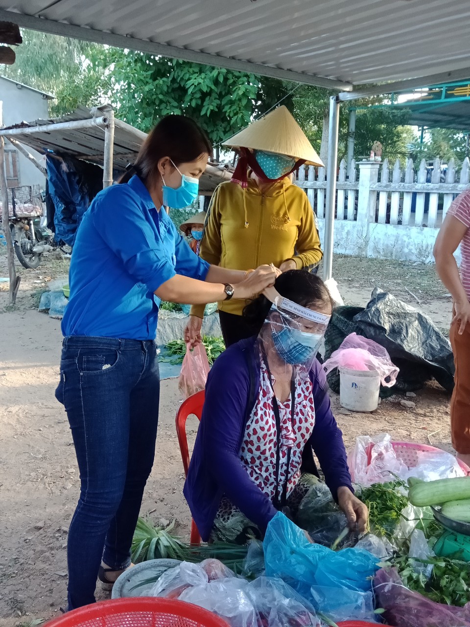 ĐVTN phát khẩu trang, tấm chắn giọt bắn cho tiểu thương ở chợ
