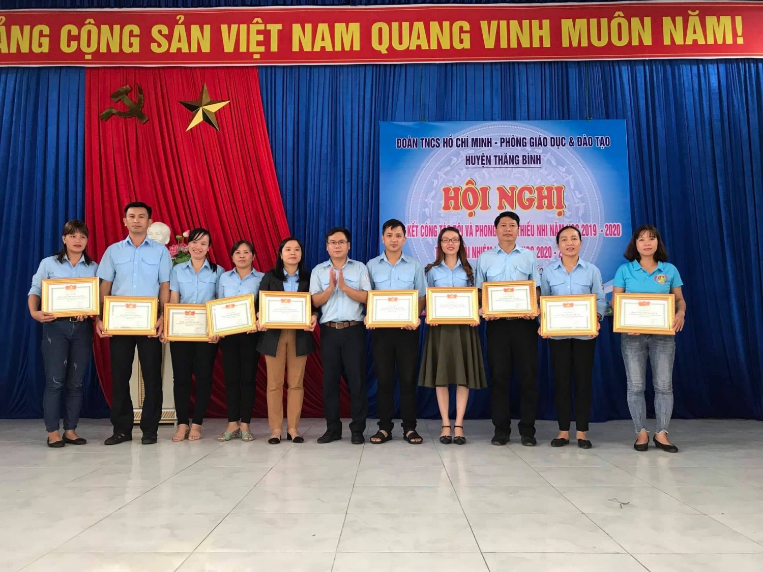 Trao thưởng cho các Liên đội đạt danh hiệu Liên đội Xuất Sắc