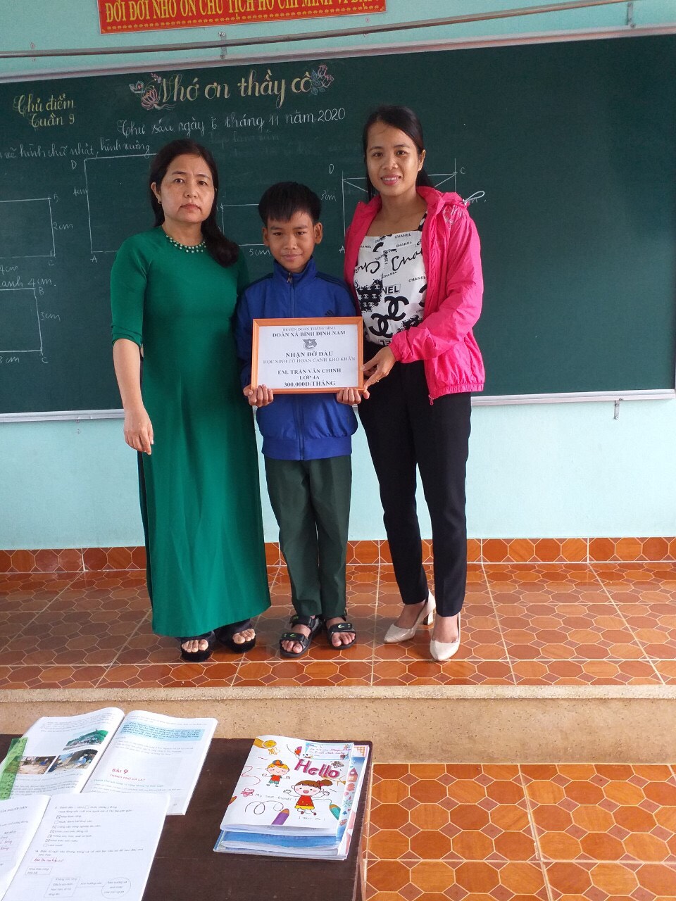 Cô giáo chủ nhiệm bên trái, mặc áo dài