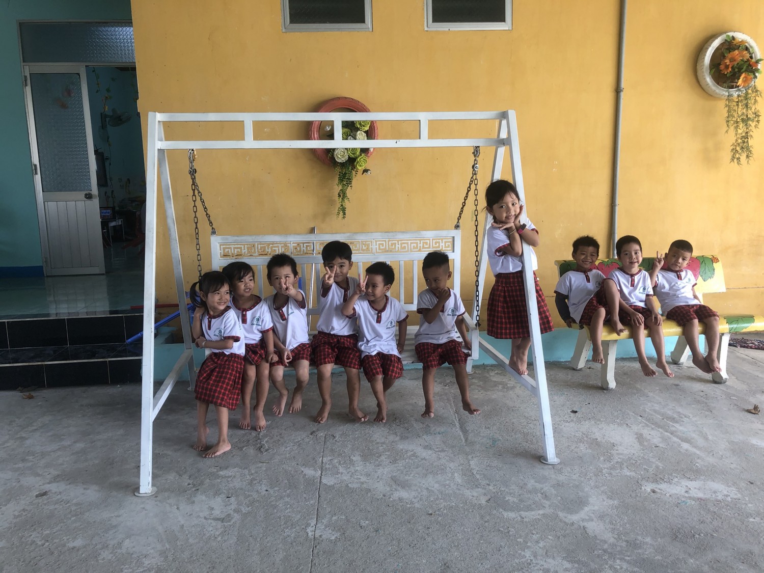 Trẻ em vui thích với thiết bị trò chơi tái chế