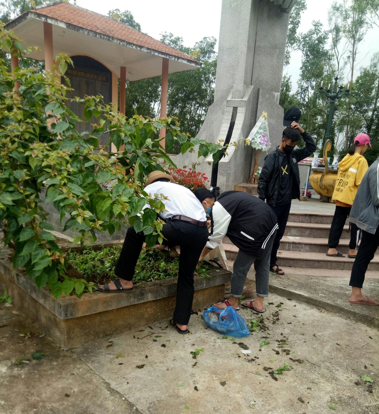 Ra quân dọn vệ sinh Nghĩa trang liệt sỹ xã