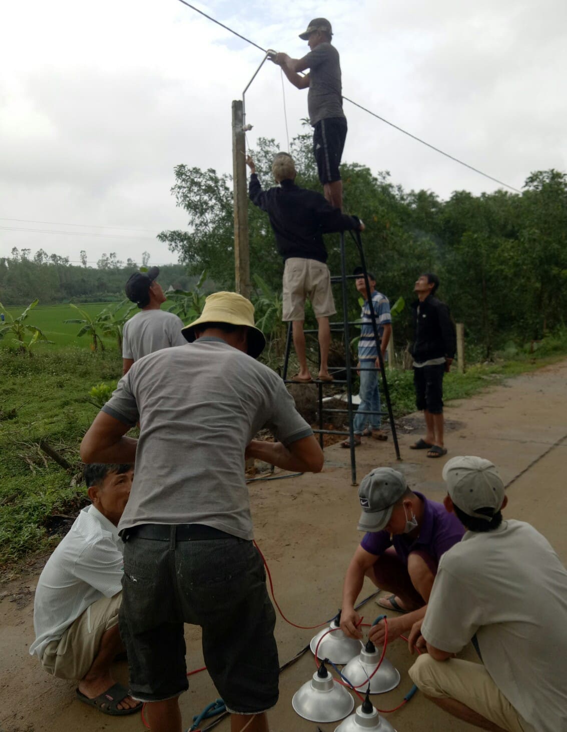Thực hiện công trình Thắp sáng đường quê