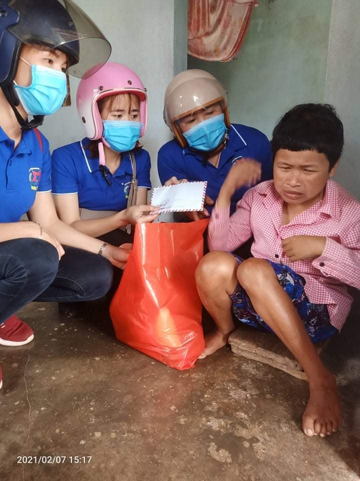 Trao quà cho các hoàn cảnh khó khăn