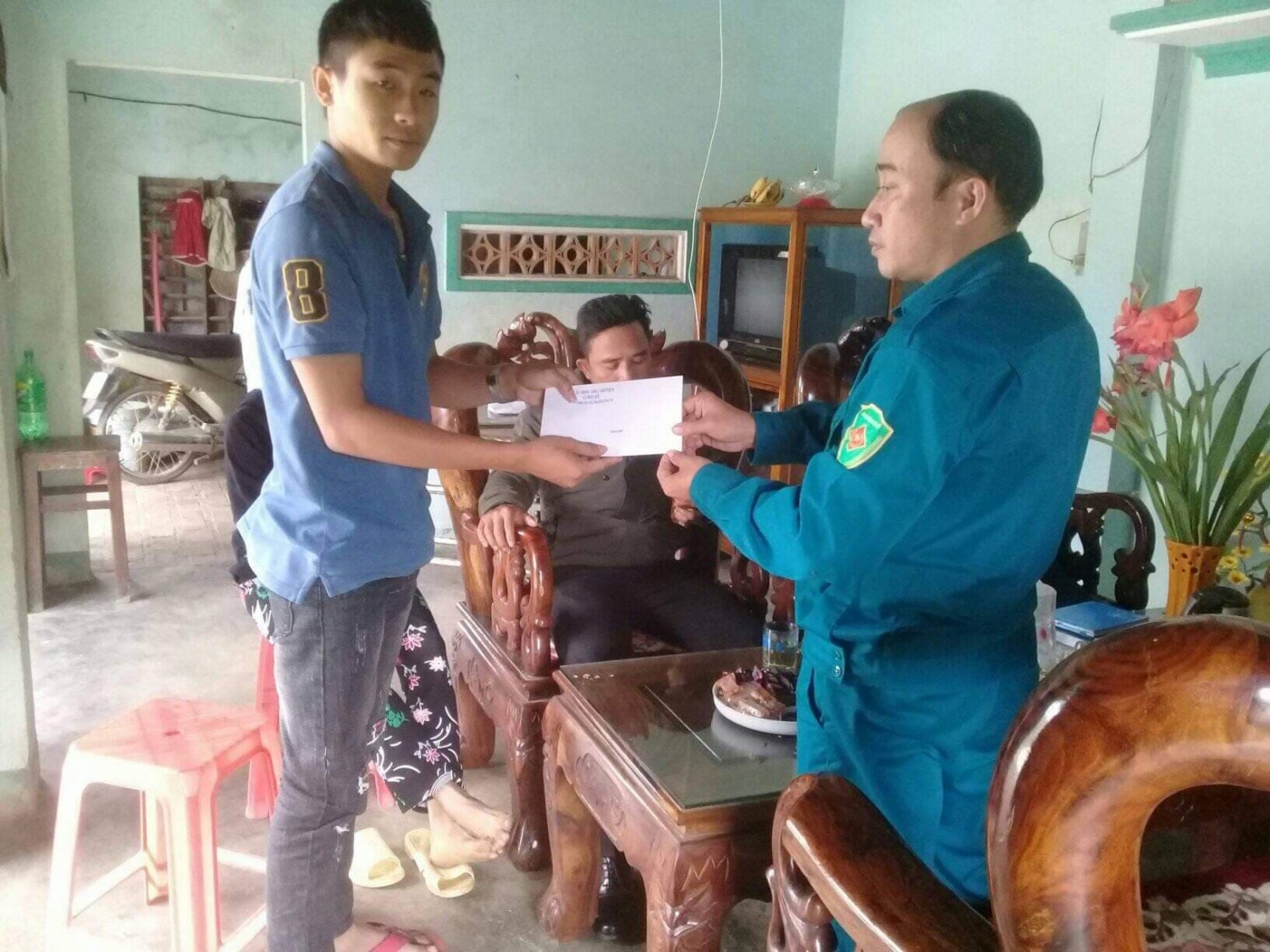 Tặng quà cho thanh niên lên đường nhập ngũ
