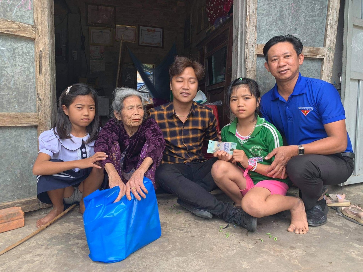 Đoàn xã Bình Trung tặng quà cho em Hoa