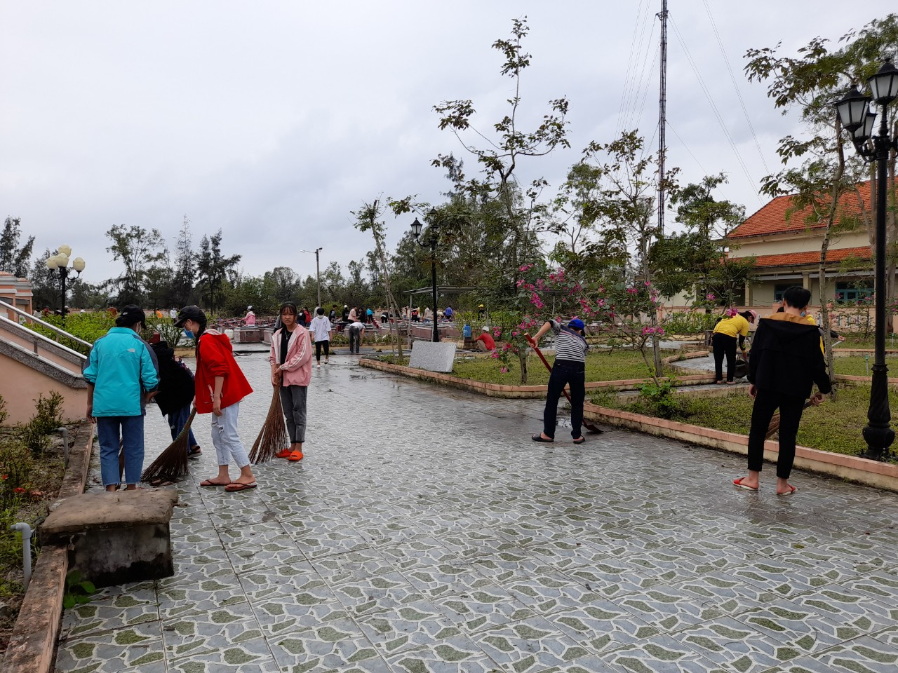 ĐVTN ra quân dọn vệ sinh nghĩa trang