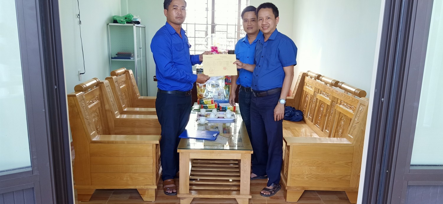 Trao danh sách Đoàn viên ưu tú cho Đảng