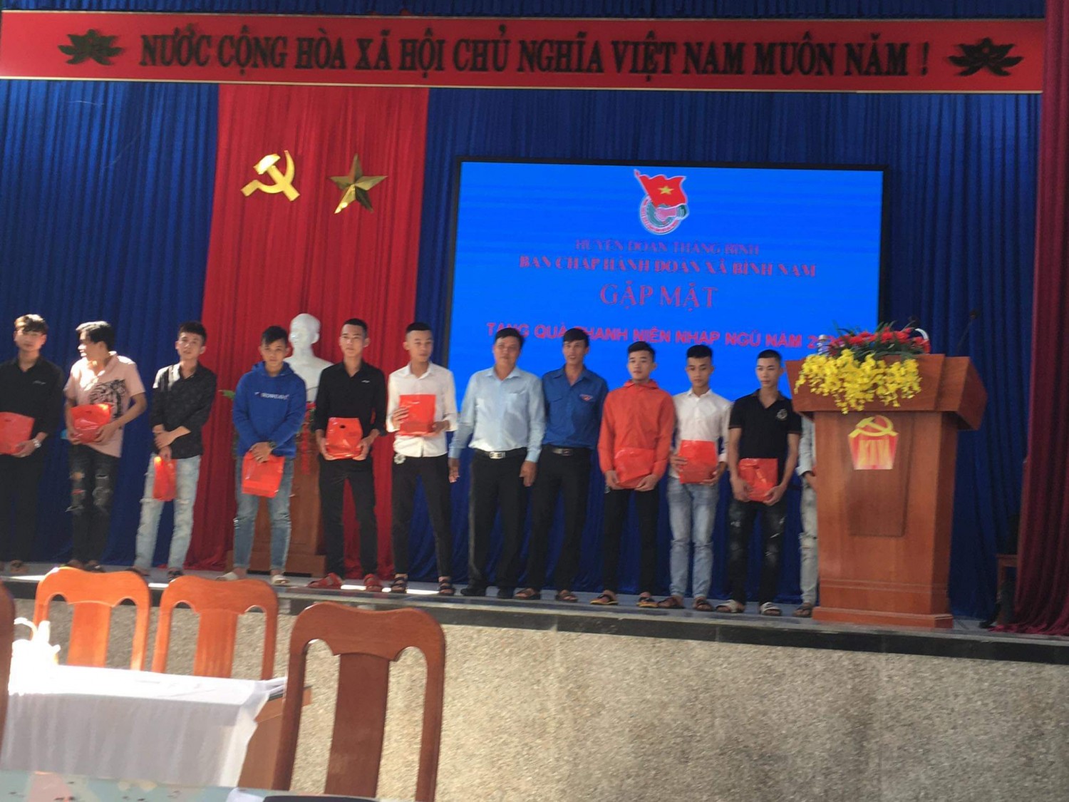 Tặng quà cho các tân binh