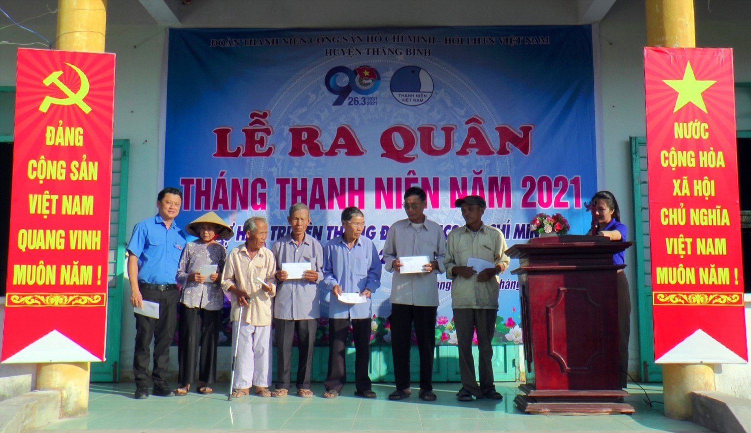 Huyện đoàn Thăng Bình trao quà người dân xã Bình Giang tại lễ ra quân Tháng thanh niên. Ảnh: T.T