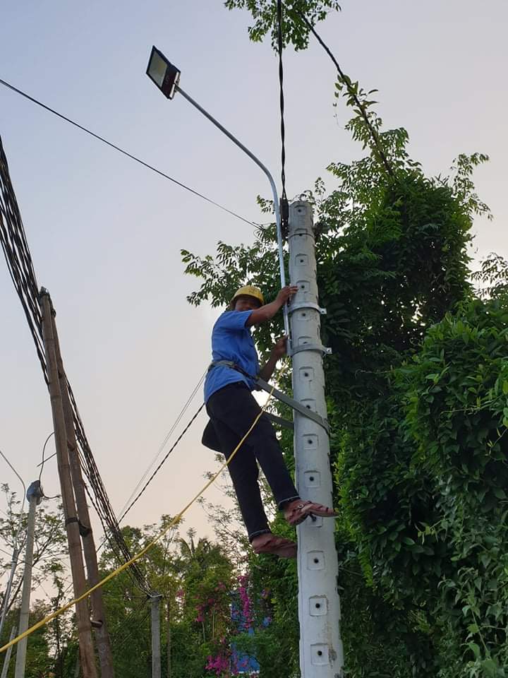 Thanh niên bắt điện chiếu sáng