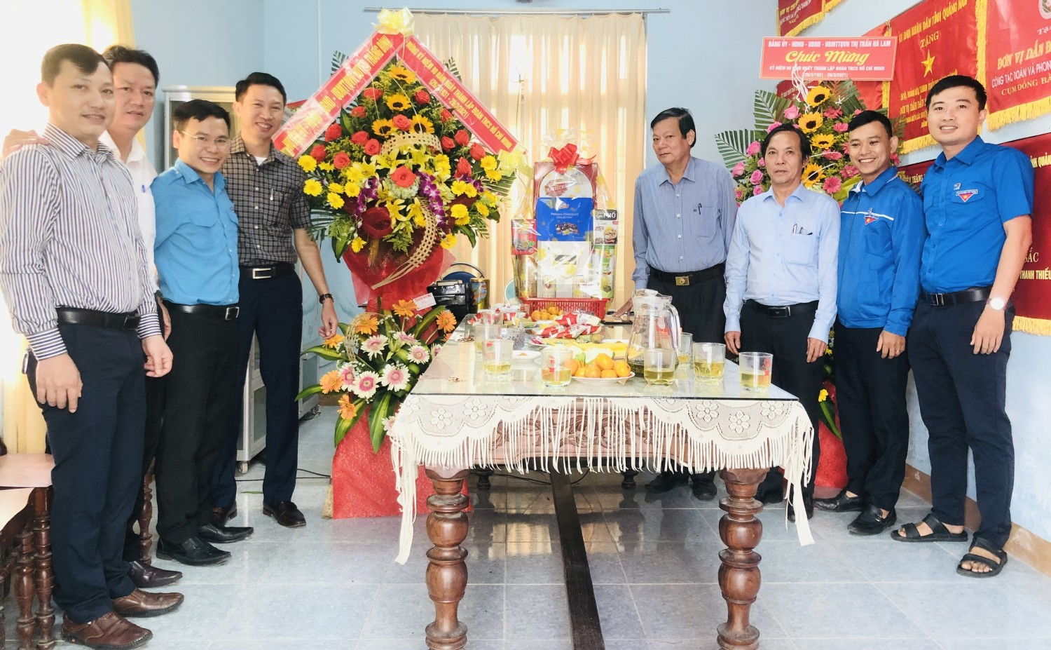Lãnh đạo huyện thăm và chúc mừng cơ quan Huyện đoàn