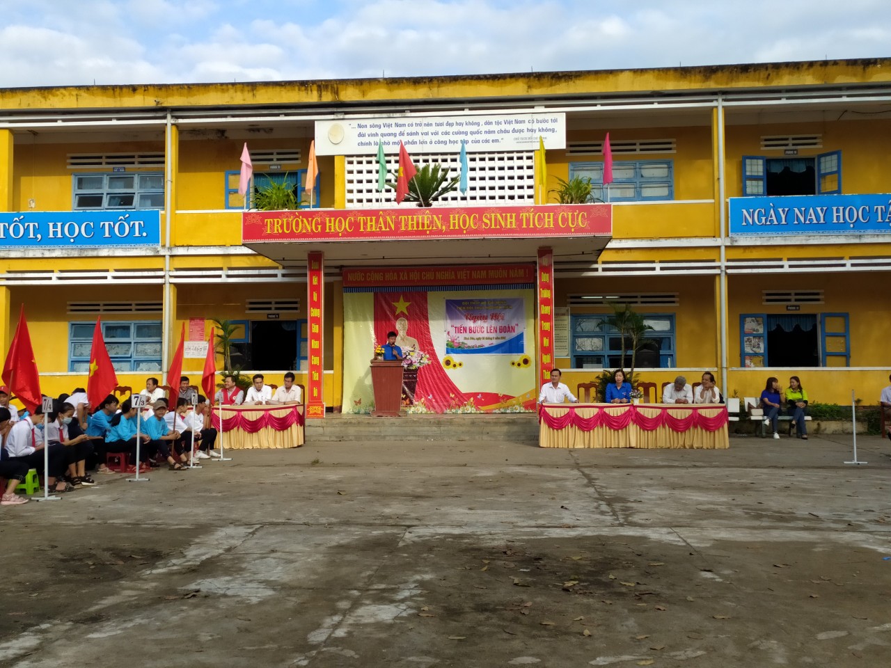 Khung cảnh buổi khai mạc ngày hội