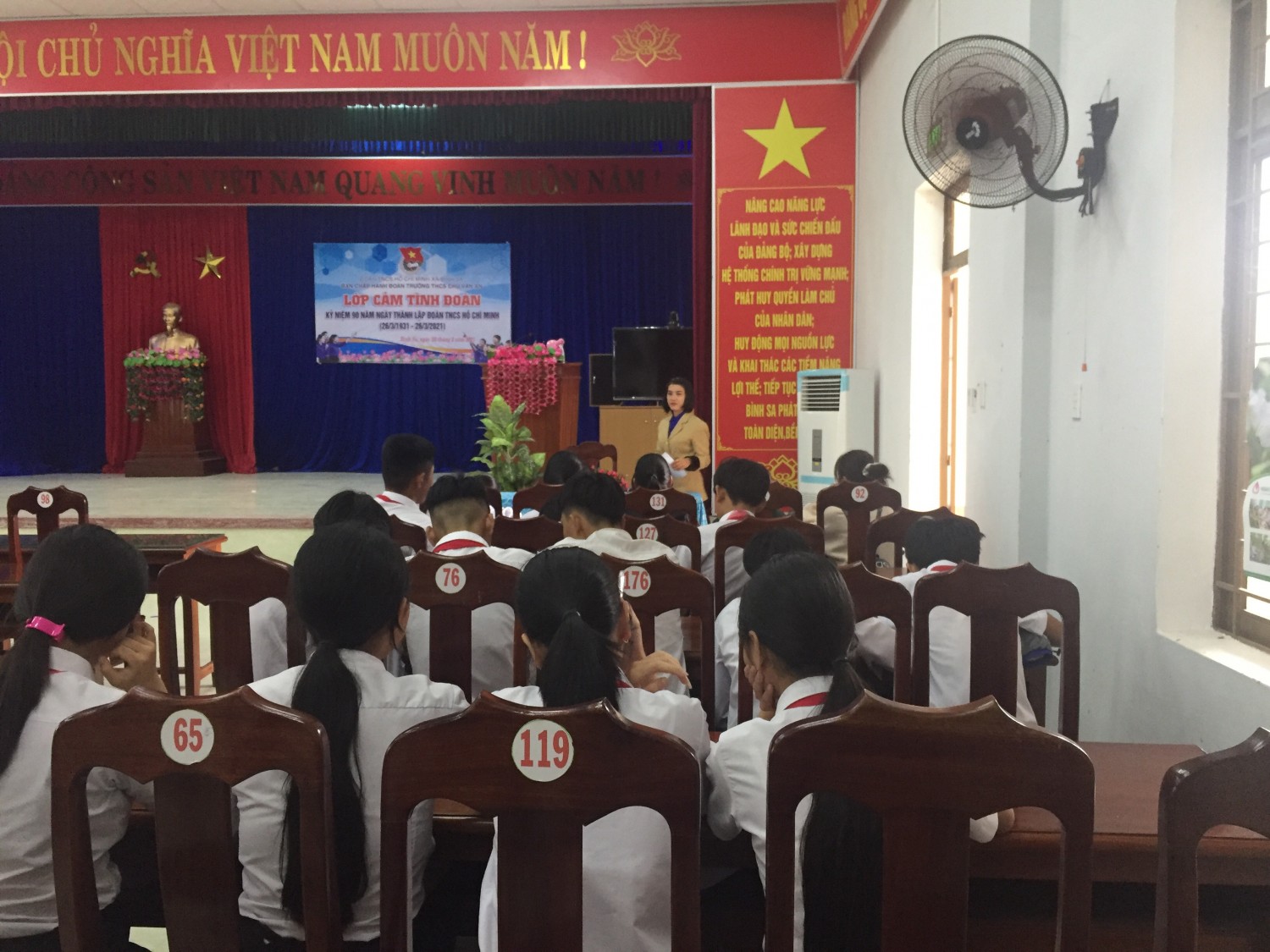 khung cảnh lớp học