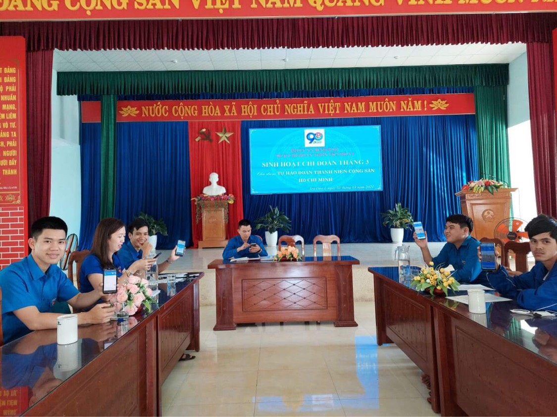 Đoàn viên thanh niên tham gia thi trực tuyến