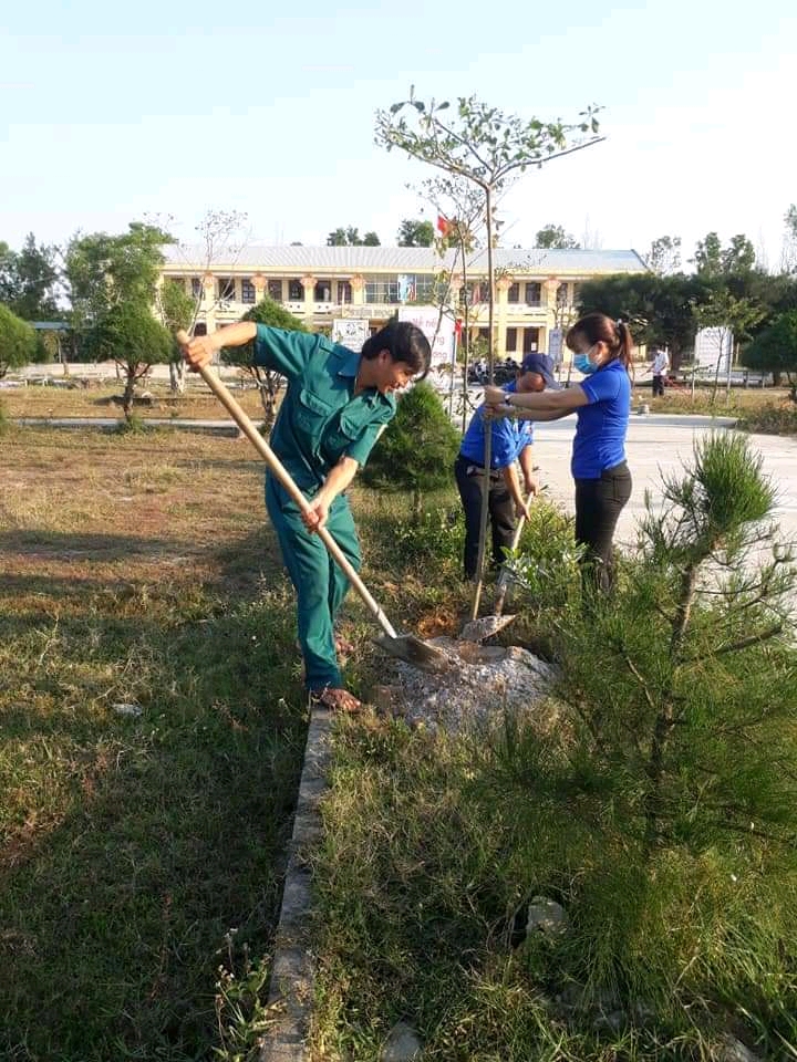 Cán bộ, đoàn viên tham gia trồng cây xanh trong khuôn viên trường