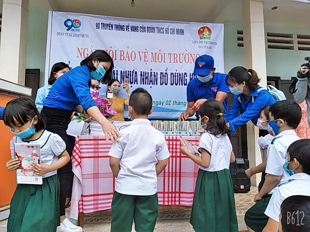 Các em học sinh hào hứng tham gia ngày hội