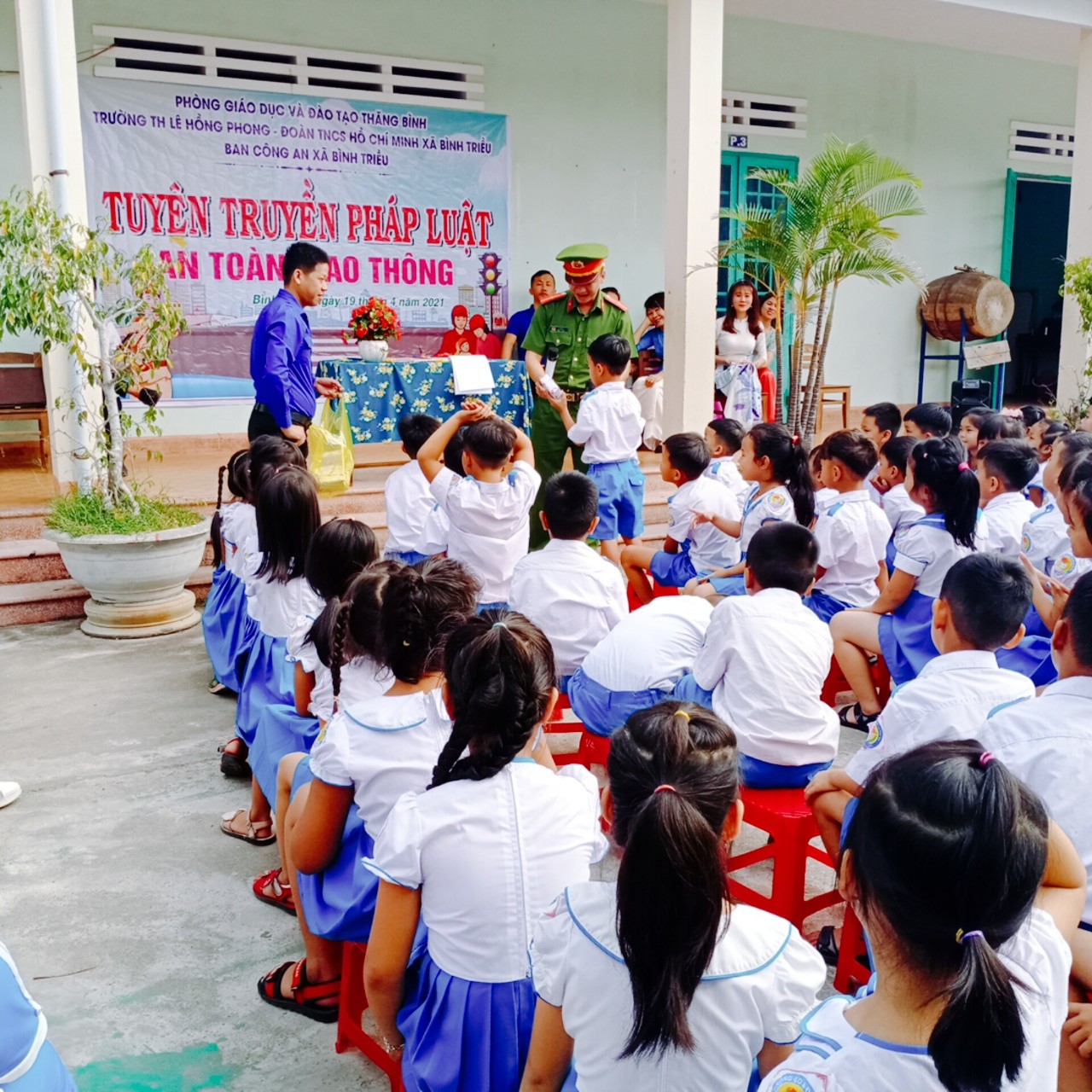 Quang cảnh tuyên truyền luật ATGT