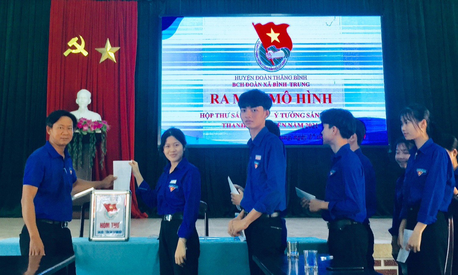 Đoàn viên thanh niên đóng góp ý tưởng vào hộp thư