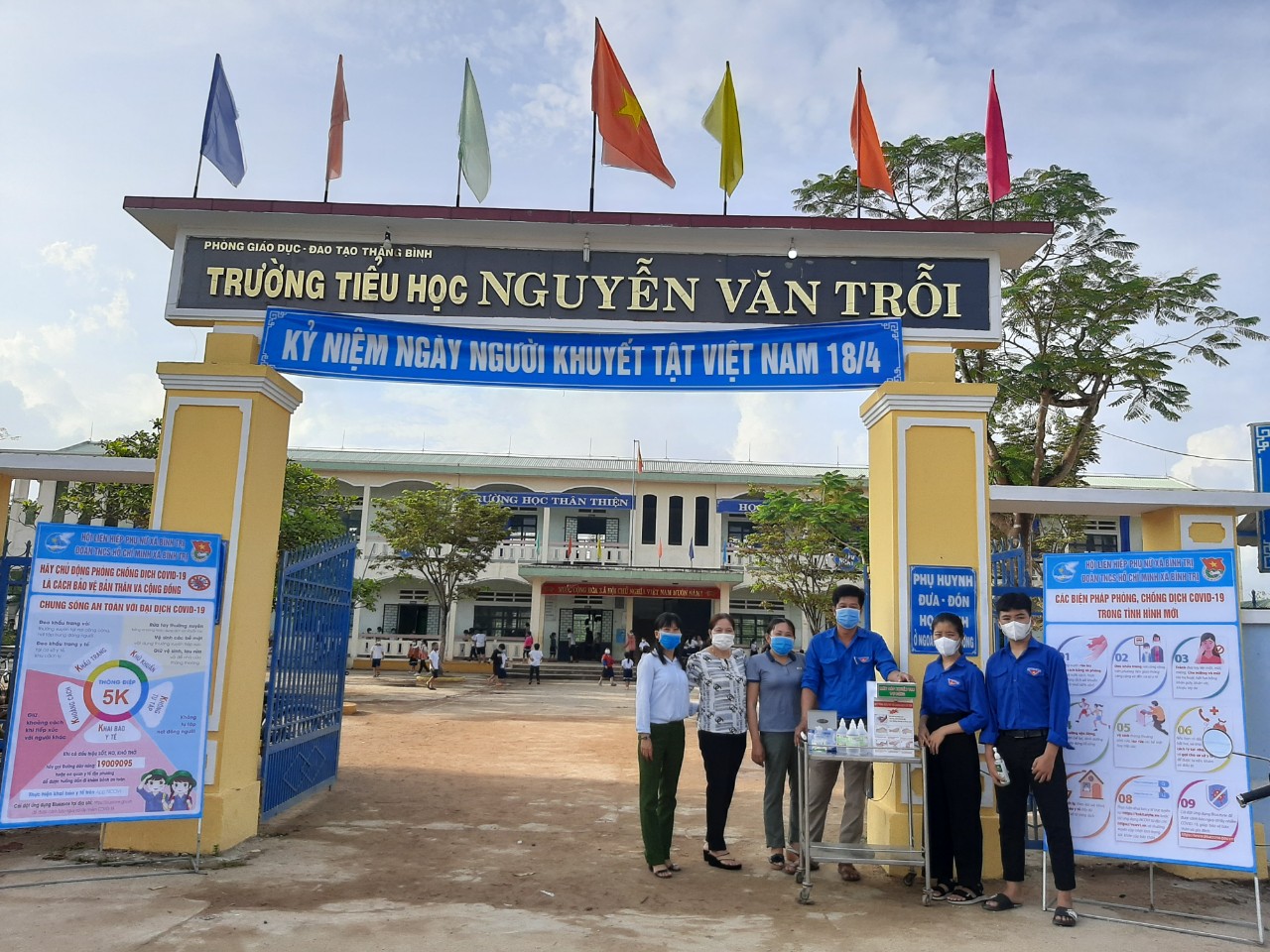 đo thân nhiệt, sát khuẩn và đeo khẩu trang tại điểm trường TH Nguyễn Văn Trỗi