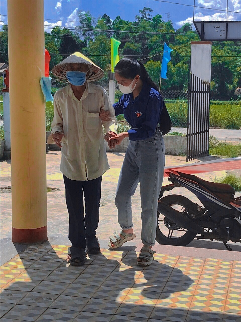 hình ảnh ĐVTN giúp đỡ người già yếu đến làm thủ tục cấp căn cước