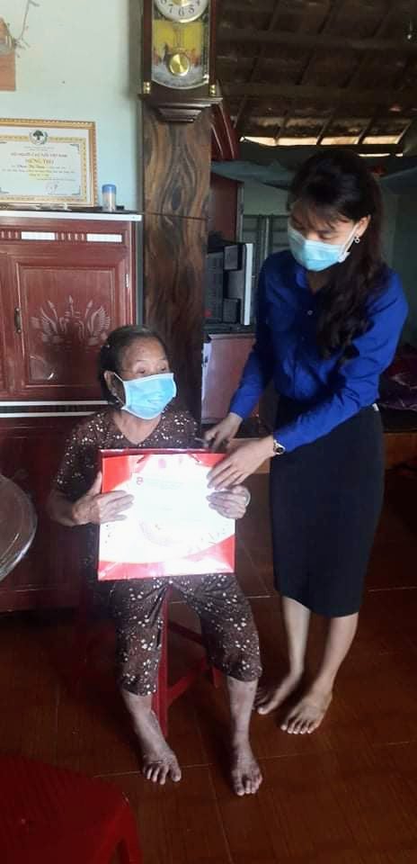 Đoàn xã Bình Quế tổ chức thăm hỏi tặng quà cho gia đình chính sách nhân kỷ niệm 74 năm ngày TBLS