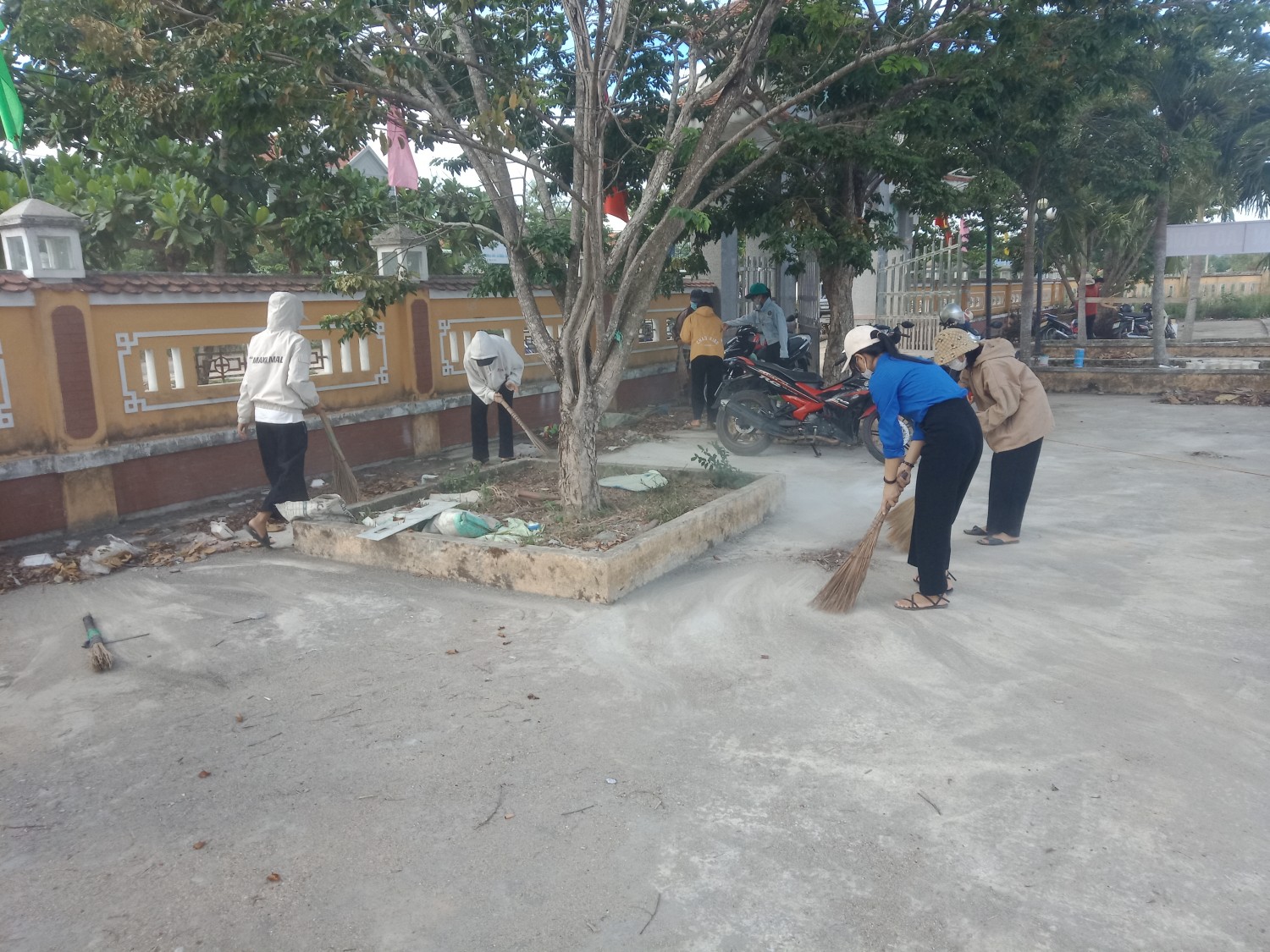 Đoàn viên thanh niên quét dọn tại nghĩa trang liệt sĩ