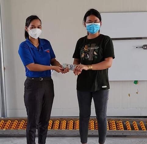 Đại diện Đoàn xã tiếp nhận hỗ trợ