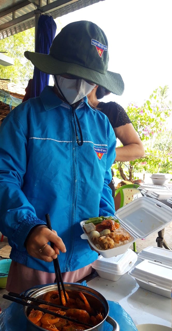 Bình Tú, thực hiện chương trình" bếp ăn nghĩa tình" hổ trợ khu cách li