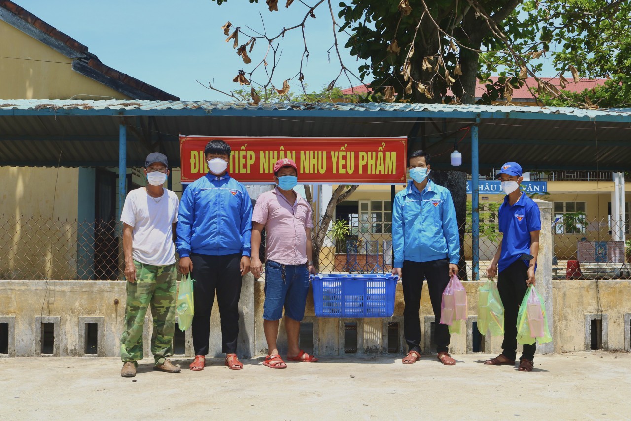 Thanh niên hỗ trợ chuyển thức ăn đến khu cách ly